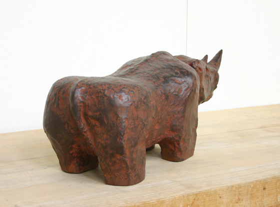 Neushoorn, 2004 (brons), achteraanzicht