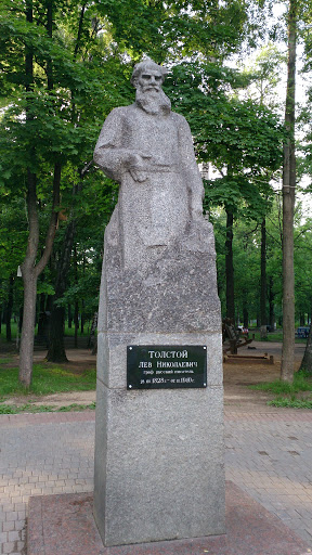 Statue of Leo Tolstoy