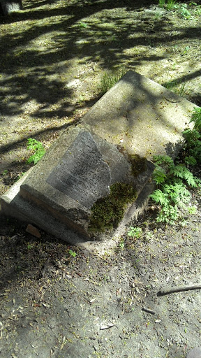 Сохранившаяся надгробная плита