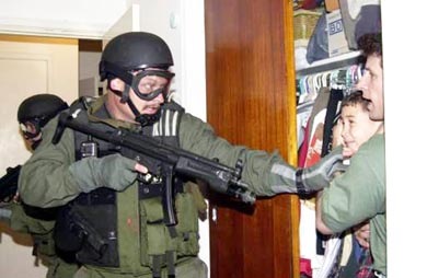 [police raid[2].jpg]