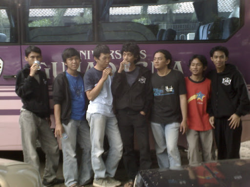 narsis di depan bus kampus