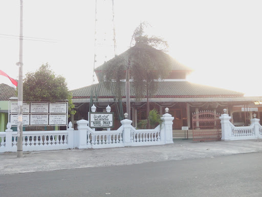 Masjid Di Pinggir Jalan
