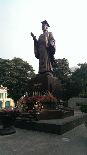Lý Thái Tổ Statue