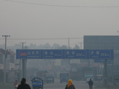 山东界,左边房子再往后就是微山湖