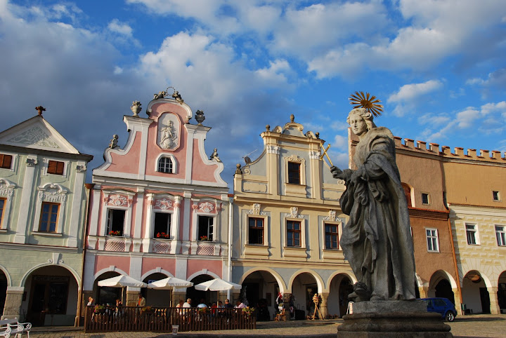 雲霧散去的帖契，廣場上的雕像建築，更顯華麗古典。