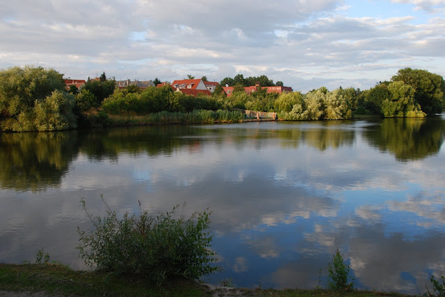 藍天白雲映在清澈的湖面上，驚豔和讚嘆是無限的。