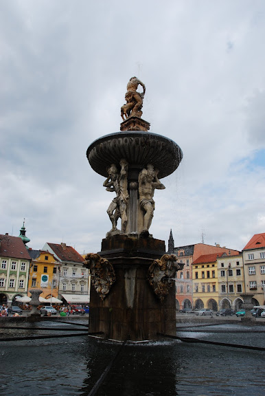 由不同角度拍攝的參孫噴泉。