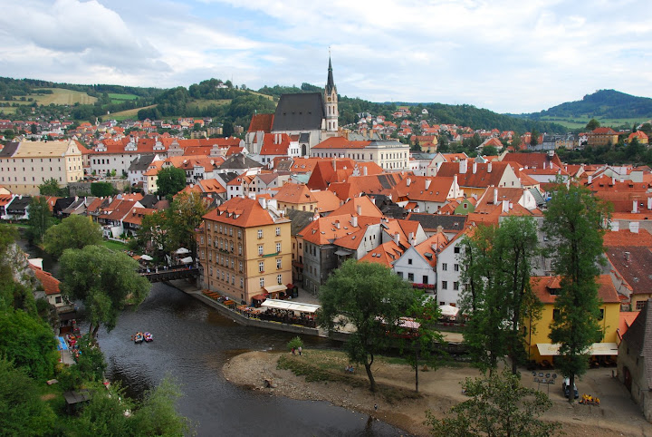 從不同角度由城堡俯視庫倫洛夫的美。