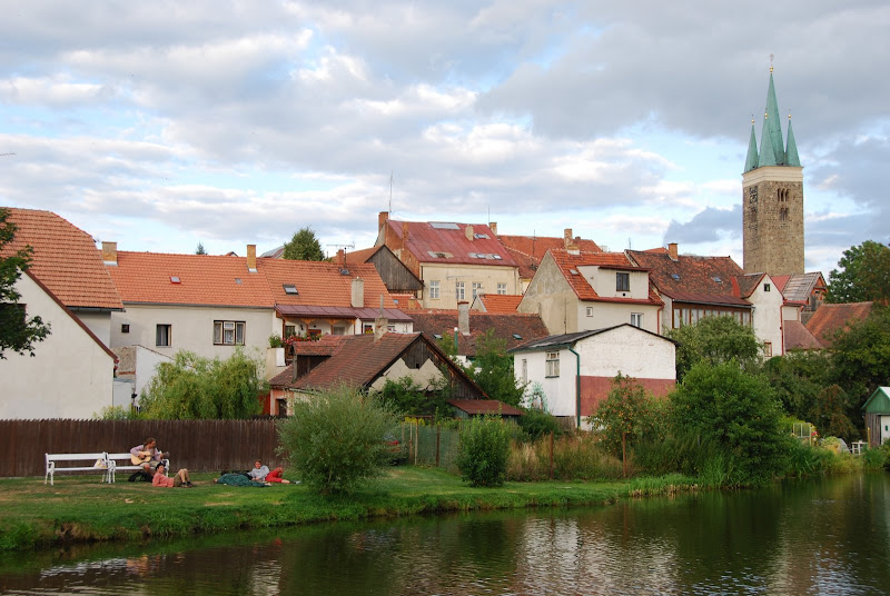 人們也悠閒地在湖邊歌唱休憩。