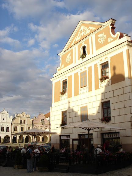 建築物輝映著難得的陽光，一幅寧靜黃昏時光的景象。