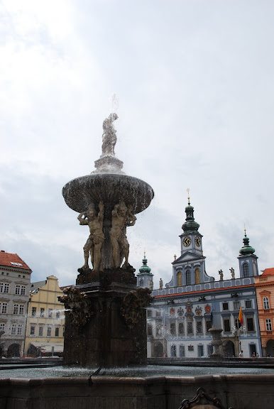 由不同角度拍攝的參孫噴泉。