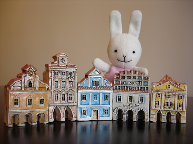 與我們旅遊各處的小兔，和才置產購買的波西米亞陶土小屋合影。