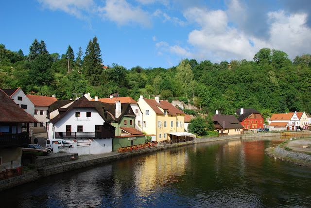 低矮的波西米亞建築，倒映在伏爾他瓦河上。