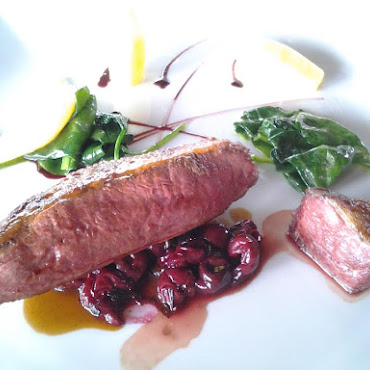 Magret de canard aux cerises. Pommes fondantes et tombée d'épinards à la fève de tonka.