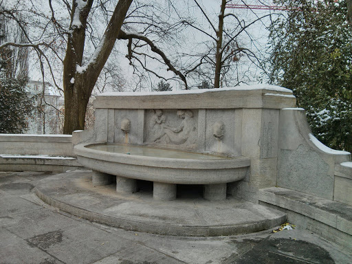 Brunnen An Der Weinbergstrasse