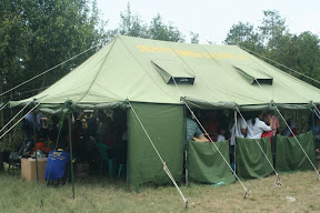 tenda yang penuh sesak tenda yang penuh sesak