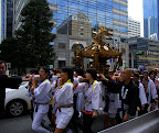 only the ladies carry this shrine at the Shinjuku Autumnal Equinox festival 2008
