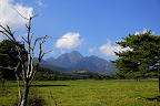 Akadake, 2899m, framed by trees