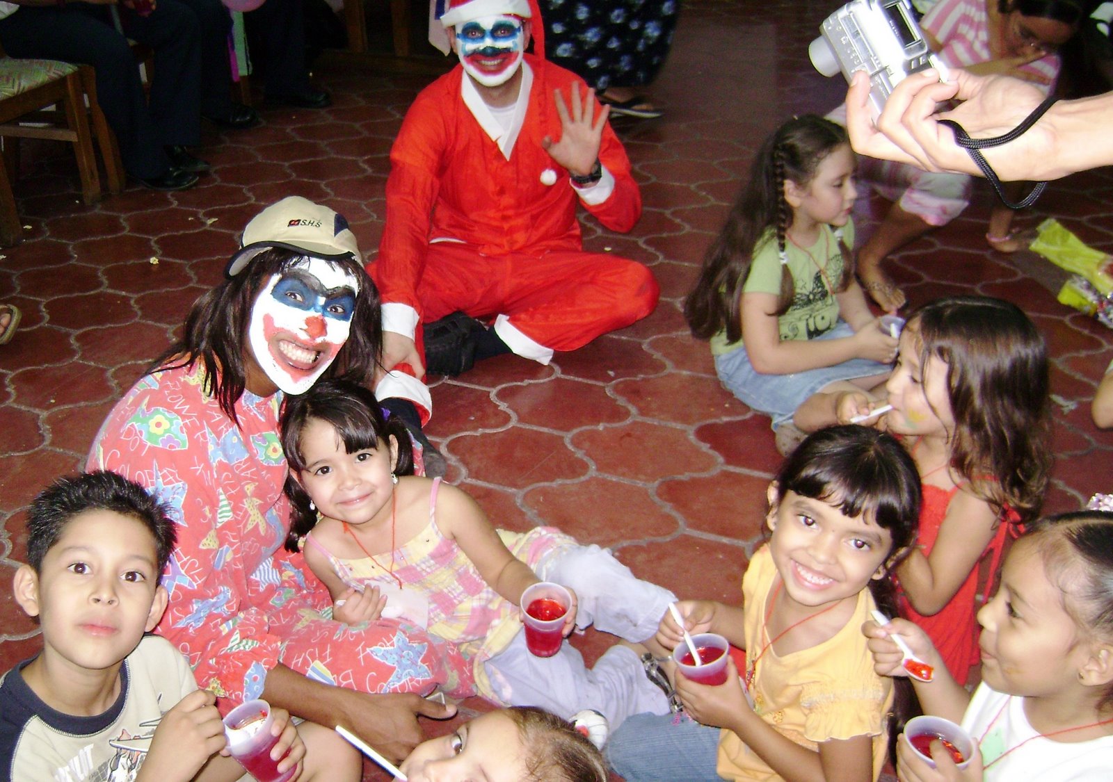 [Happy Kids and Clowns[3].jpg]