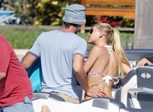 Enrique Flaunts Anna Kournikova's Hot Bod