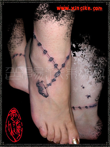 A cute anklet tattoo design