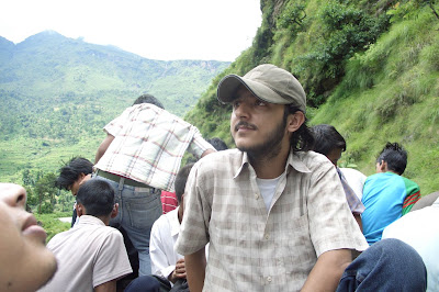 बसको छतबाट कोशीपारी हेर्दै विवेक