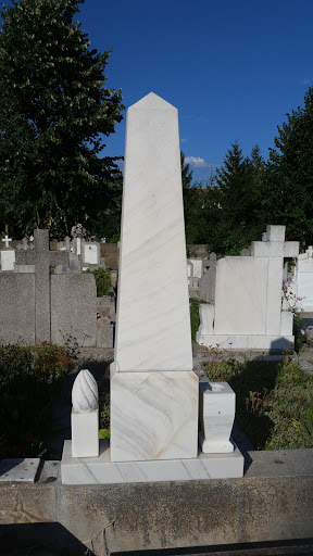 White obelisque