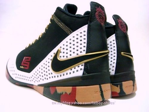 Zoom Soldier II Black White and Red Camo Sole Sample