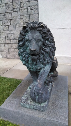 Bronze Lion at Castle Inn