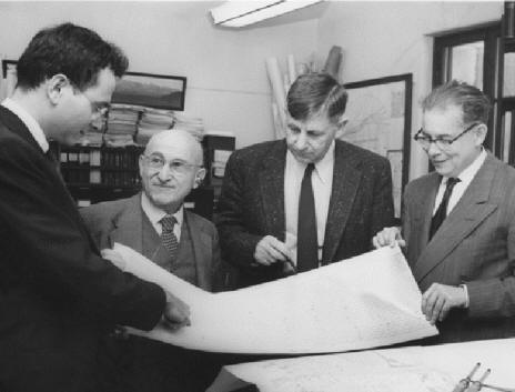 几位著名地震学家1956年的合影，从左到右：Frank Press，Beno Gutenberg，Hugo Benioff和Charles Richter