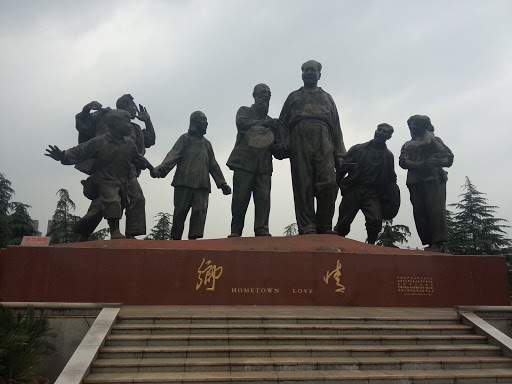 东方红广场乡情雕像