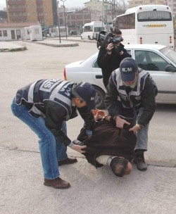 [hirsizlik-yapmayan-cocuklara-falaka-ve-iskence_o[5].jpg]