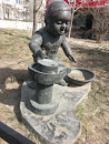 Kinder Statue