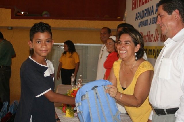 [Sria. apadrinando un niño[3].jpg]