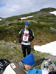 Etape 1 : 28km D+1400 - Ravito avec Pierre (le médecin du Raid) (photo de Florence Alexandre)