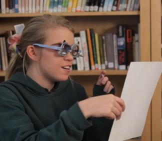 niña disléxica leyendo
