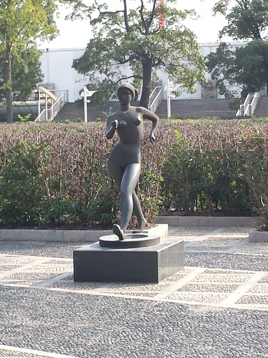 女性运动雕像