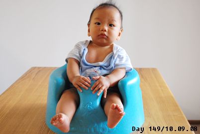 bumbo seat初體驗。媽~下次照相幫我把衣服拉好啦