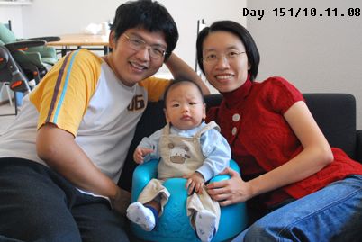 bumbo seat還蠻舒服的嘛