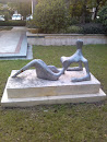 女子躺式雕塑