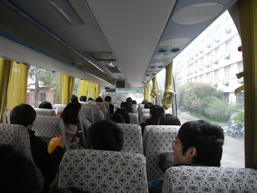 F�rsta bussresan, fr�n skolan till Shanghai South Railway Station. I Guilin hade vi 3 bussar till v�rt f�rfogande s� det var v�ldigt bekv�mt. Tur f�r alla japanskor och koreanskor som trippar omkring i h�gklackade skor vart de �n g�r!
