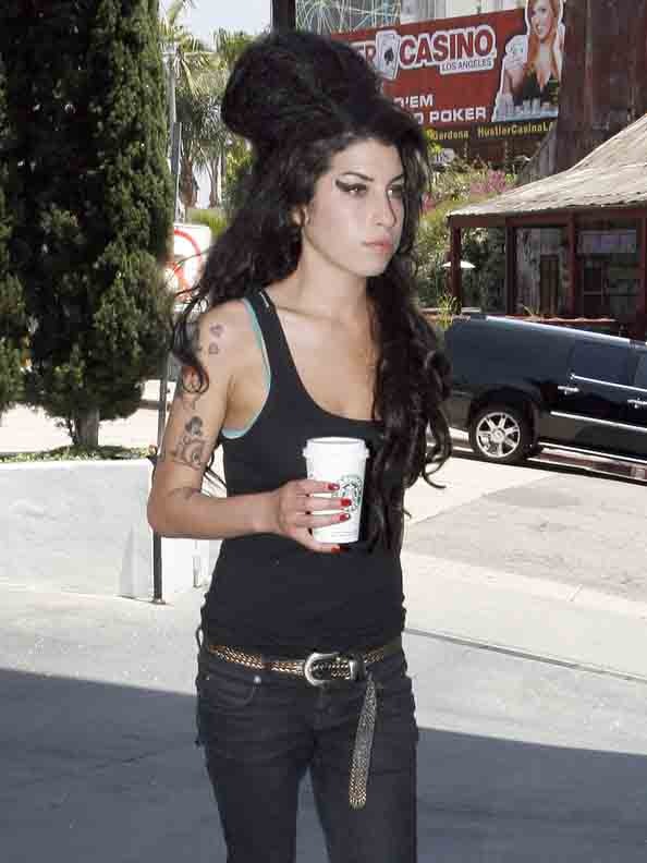 [Amy+Winehouse+fashion+deal[5].jpg]