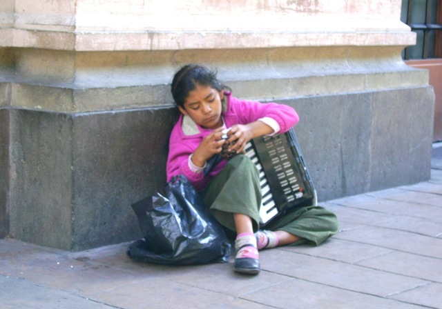 [Niña con acordeón[9].jpg]