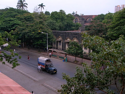 ボンベイ(Mumbai)のホテルの窓から見たインドの朝の情景