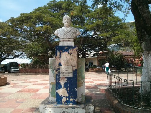 Busto Eugenio Garces Uribe