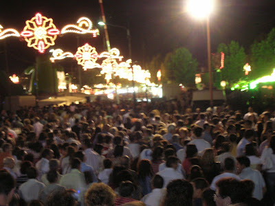 Las calles del real, repletas de público tras la función de fuegos artificiales. Feria 2007. Foto: Pozoblanco News, Emilio Guijo
