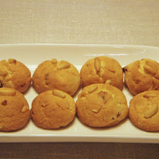 Christmas pinenut and golden raisins cookies