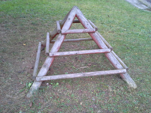 Dřevěná  pyramida na Vysočanech