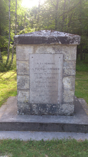 Monument Paul Louis Courier