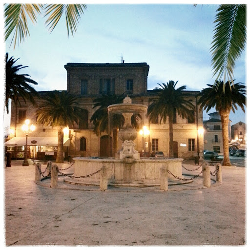 Fontana piazza Piè di Corte